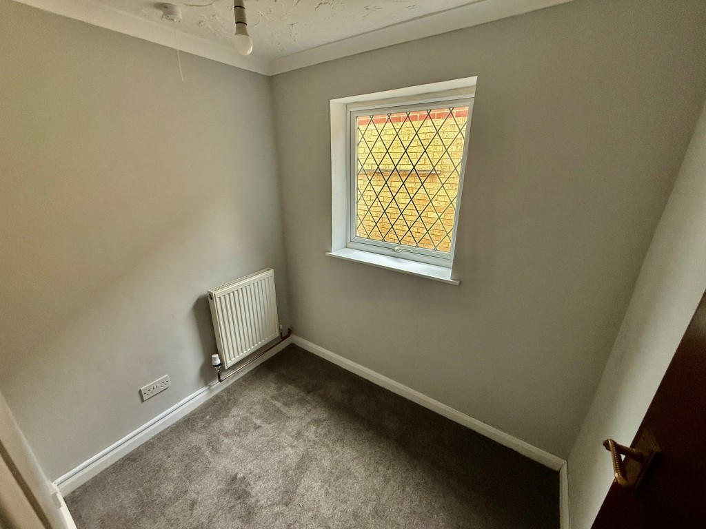 Lot: 48 - MIXED-USE INVESTMENT IN TOWN CENTRE - Flat 1 - Study